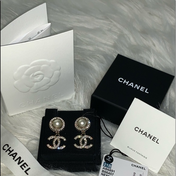 ❌❌SOLD❌❌21B CC dangling earrings with pearl and crystals - Picture 2 of 8